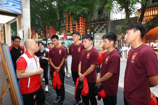 导演介绍，《花这样红》起源于池韵阅读梵高传记小说《渴望生活》，引发了对于癫痫病患者生存与梦想的关注